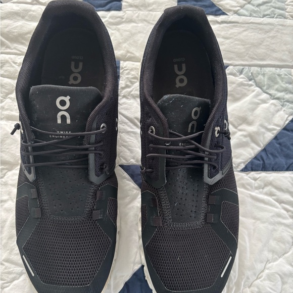 On Running Men's Black Athletic Shoes cloud 5. Size 10 - Picture 4 of 7